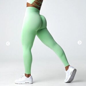Small NVGTN pistachio scrunch seamless leggings - like new